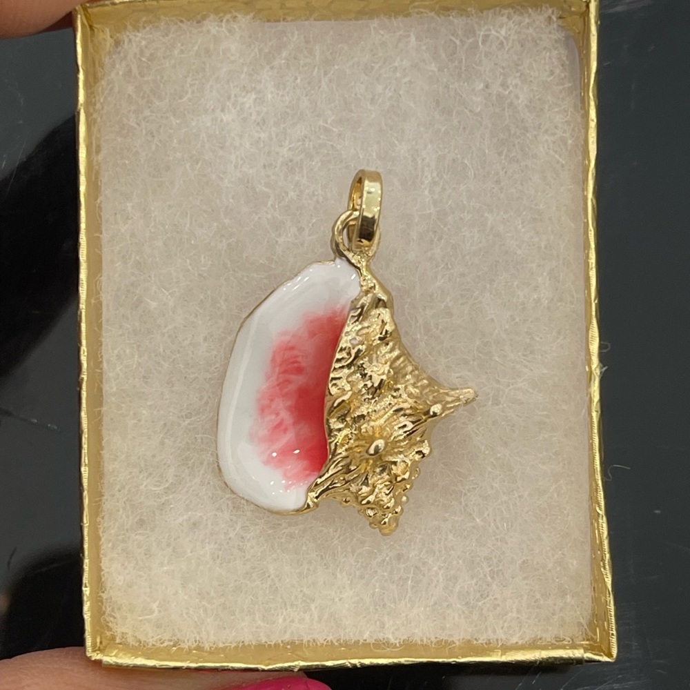 14kt solid gold best conch shell pendant